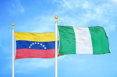 Venezuela ve Nijerya bayrak direkleri üzerinde iki bayrak ve mavi bulutlu arka plan