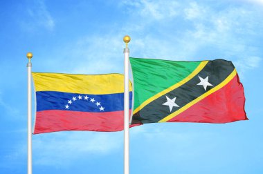 Venezuela, Saint Kitts ve Nevis bayrak direğinde iki bayrak ve mavi bulutlu bir arka plan.