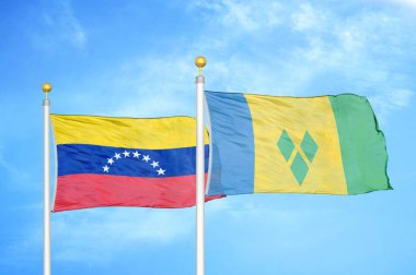 Venezuela, Saint Vincent ve Grenadines bayrak direğinde iki bayrak ve mavi bulutlu arka plan