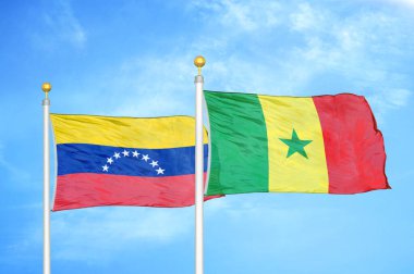 Venezuela ve Senegal bayrak direkleri ve mavi bulutlu arka planda iki bayrak