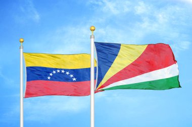 Venezuela ve Seyşeller bayrak direğinde iki bayrak ve mavi bulutlu arka plan