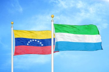Venezuela ve Sierra Leone bayrak direkleri ve mavi bulutlu arka planda iki bayrak