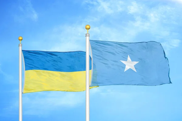 Ουκρανία Και Σομαλία Δύο Σημαίες Κοντάρια Σημαίας Και Φόντο Μπλε — Φωτογραφία Αρχείου