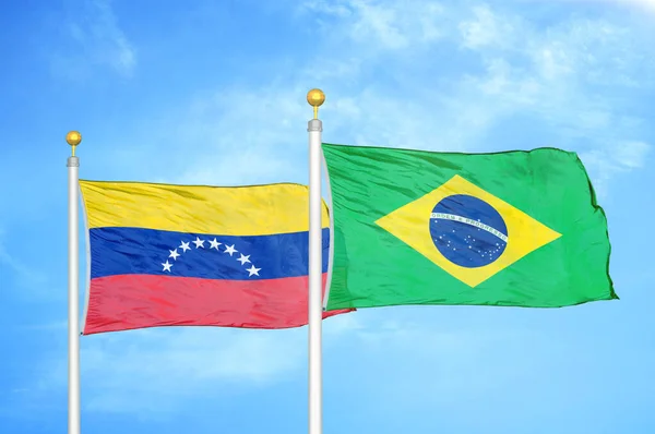 Venezuela Brasil Duas Bandeiras Postes Bandeira Céu Azul Nublado Fundo — Fotografia de Stock