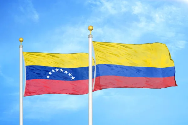 Βενεζουέλα Και Κολομβία Δύο Σημαίες Κοντάρια Σημαίας Και Φόντο Μπλε — Φωτογραφία Αρχείου