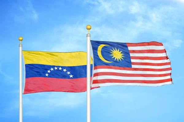 Venezuela Malesia Due Bandiere Pennoni Cielo Azzurro Nuvoloso Sfondo — Foto Stock