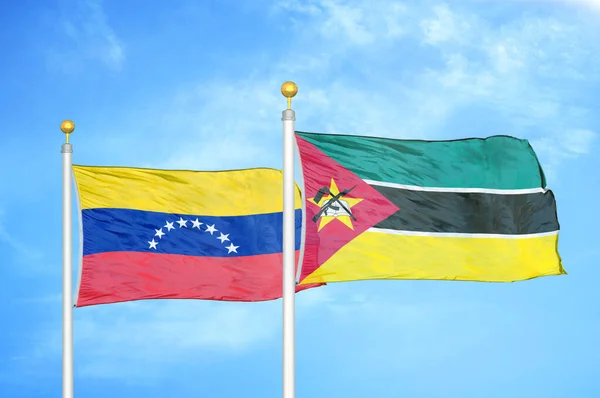 Venezuela Und Mosambik Zwei Flaggen Auf Fahnenmasten Und Blauer Bewölkter — Stockfoto
