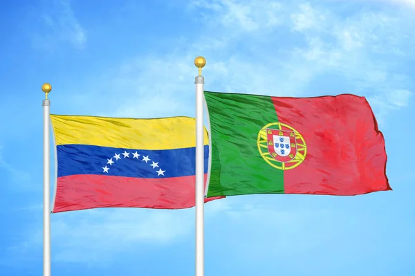 Venezuela Portugal Dos Banderas Sobre Asta Bandera Fondo Azul Cielo — Foto de Stock