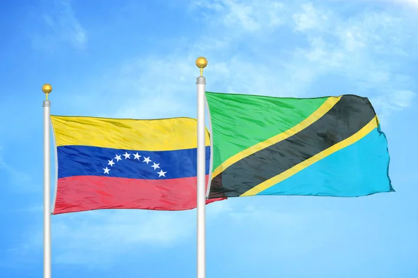 Venezuela Und Tansania Zwei Flaggen Auf Fahnenmasten Und Blauer Bewölkter — Stockfoto