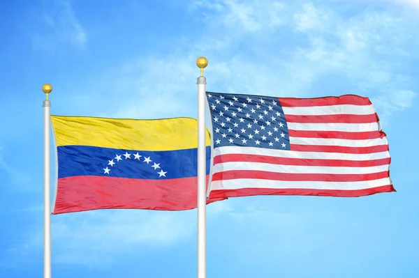 Venezuela Och Usa Två Flaggor Flaggstänger Och Blå Molnigt Himmel — Stockfoto