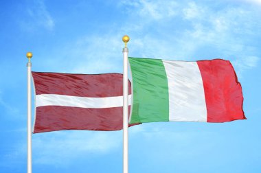 Letonya ve İtalya bayrak direkleri ve mavi bulutlu arka planda iki bayrak