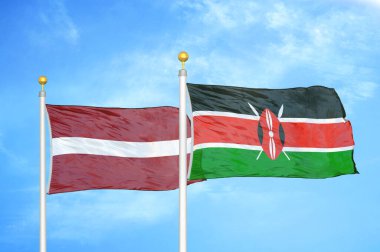 Letonya ve Kenya bayrak direkleri üzerinde iki bayrak ve mavi bulutlu arka plan
