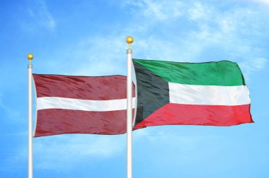 Letonya ve Kuveyt bayrak direkleri üzerinde iki bayrak ve mavi bulutlu arka plan