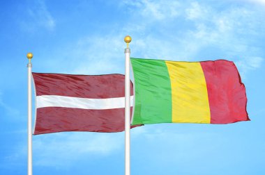Letonya ve Mali bayrak direğinde iki bayrak ve mavi bulutlu gökyüzü arkaplanı