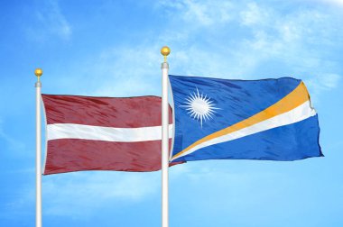 Letonya ve Marshall Adaları bayrak direkleri ve mavi bulutlu arka planda iki bayrak