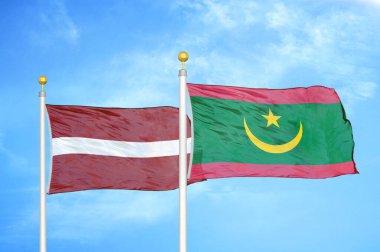 Letonya ve Moritanya bayrak direkleri üzerinde iki bayrak ve mavi bulutlu arka plan