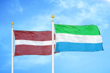 Letonya ve Sierra Leone bayrak direkleri ve mavi bulutlu arka planda iki bayrak