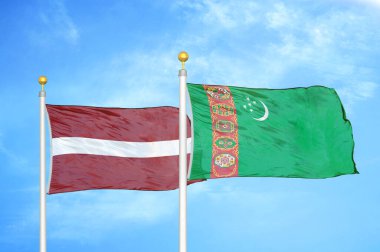 Letonya ve Türkmenistan bayrak direkleri ve mavi bulutlu arka planda iki bayrak