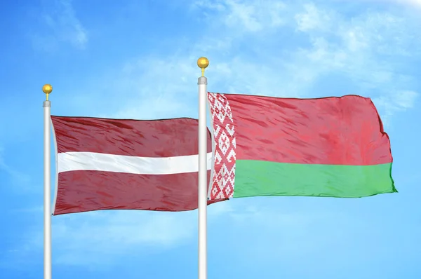 Łotwa Białoruś Dwie Flagi Maszcie Flagowym Niebieskie Zachmurzone Tło Nieba — Zdjęcie stockowe
