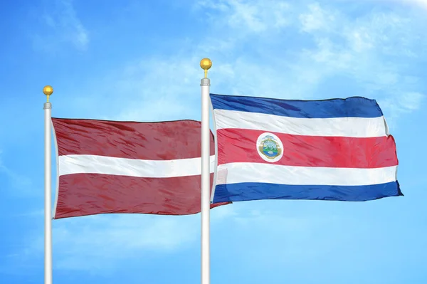 Λετονία Και Κόστα Ρίκα Δύο Σημαίες Κοντάρια Σημαίας Και Μπλε — Φωτογραφία Αρχείου