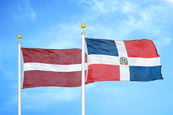 Латвія Домініканська Республіка Два Прапори Флагштоках Синє Хмарне Небо — стокове фото