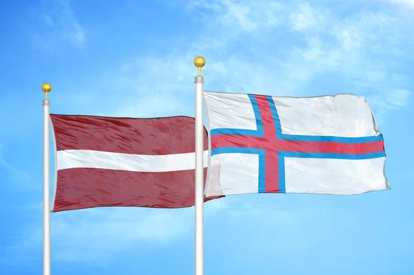 Letonya Faroe Adaları Bayrak Direkleri Mavi Bulutlu Arka Planda Iki — Stok fotoğraf