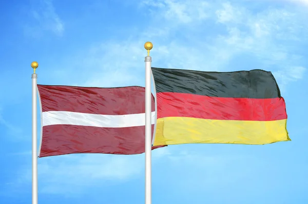 Lettonie Allemagne Deux Drapeaux Sur Les Mâts Bleu Ciel Nuageux — Photo