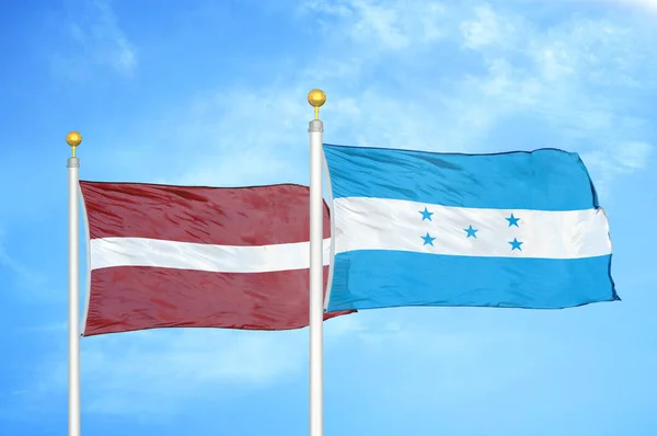 Letonia Honduras Dos Banderas Sobre Asta Bandera Fondo Azul Cielo — Foto de Stock