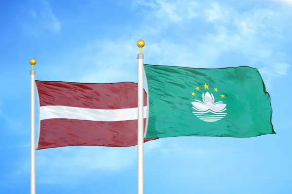 Λετονία Και Μακάο Δύο Σημαίες Κοντάρια Σημαίας Και Μπλε Θολό — Φωτογραφία Αρχείου