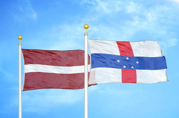 Letonya Hollanda Antilleri Bayrak Direkleri Üzerinde Iki Bayrak Mavi Bulutlu — Stok fotoğraf
