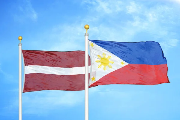 Letonia Filipinas Dos Banderas Sobre Asta Bandera Fondo Azul Cielo — Foto de Stock