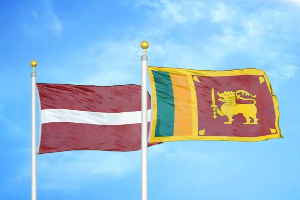 Letónia Sri Lanka Duas Bandeiras Mastins Bandeira Azul Céu Nublado — Fotografia de Stock