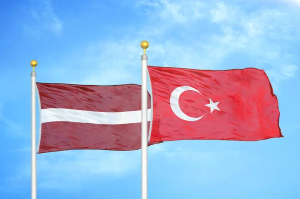 Letonia Turquía Dos Banderas Sobre Asta Bandera Fondo Azul Cielo — Foto de Stock