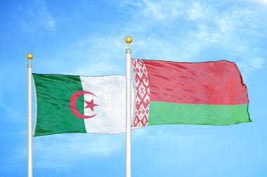 Cezayir ve Belarus bayrak direkleri üzerinde iki bayrak ve mavi bulutlu arka plan
