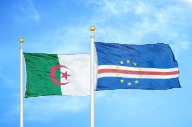 Cezayir ve Cabo Burnu bayrak direkleri üzerinde iki bayrak ve mavi bulutlu gökyüzü arka planı