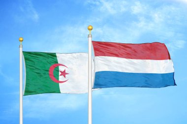 Cezayir ve Hollanda bayrak direkleri ve mavi bulutlu arka planda iki bayrak