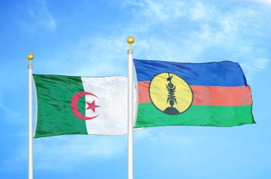 Cezayir ve Yeni Kaledonya bayrak direkleri üzerinde iki bayrak ve mavi bulutlu arka plan