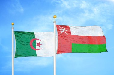 Cezayir ve Umman bayrak direkleri ve mavi bulutlu arka planda iki bayrak