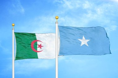 Cezayir ve Somali bayrak direkleri üzerinde iki bayrak ve mavi bulutlu arka plan