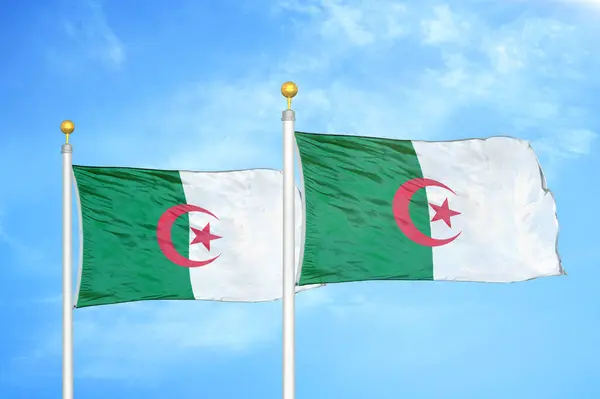Algéria Két Zászló Zászlórudak Kék Felhős Háttér — Stock Fotó