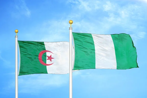 Алжир Нігерія Два Прапори Флагштоках Синього Хмарного Неба — стокове фото