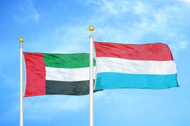 Birleşik Arap Emirlikleri ve Lüksemburg bayrak direkleri üzerinde iki bayrak