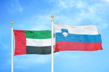 Birleşik Arap Emirlikleri ve Slovenya bayrak direkleri üzerinde iki bayrak