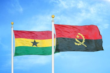 Gana ve Angola bayrak direkleri ve mavi bulutlu arka planda iki bayrak