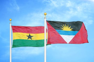 Gana, Antigua ve Barbuda bayrak direğinde iki bayrak ve mavi bulutlu gökyüzü arkaplanı