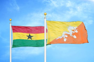 Gana ve Butan bayrak direkleri üzerinde iki bayrak ve mavi bulutlu gökyüzü arkaplanı