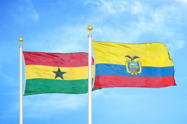 Gana ve Ekvador bayrak direkleri ve mavi bulutlu arka planda iki bayrak