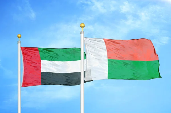 Emiratos Árabes Unidos Madagascar Dos Banderas Asta Bandera — Foto de Stock