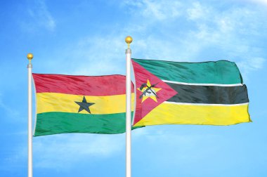 Gana ve Mozambik bayrak direkleri üzerinde iki bayrak ve mavi bulutlu arka plan
