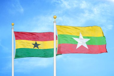 Gana ve Myanmar bayrak direkleri ve mavi bulutlu arka planda iki bayrak